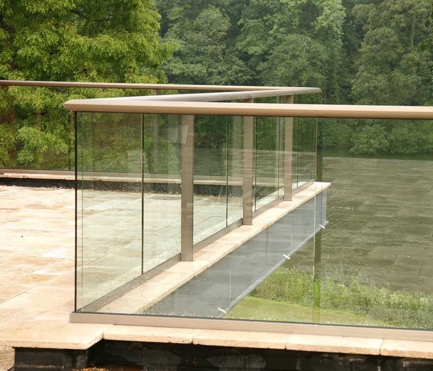Balconnette Aerofoil glass balustrade — wing-shaped handrail, long spans