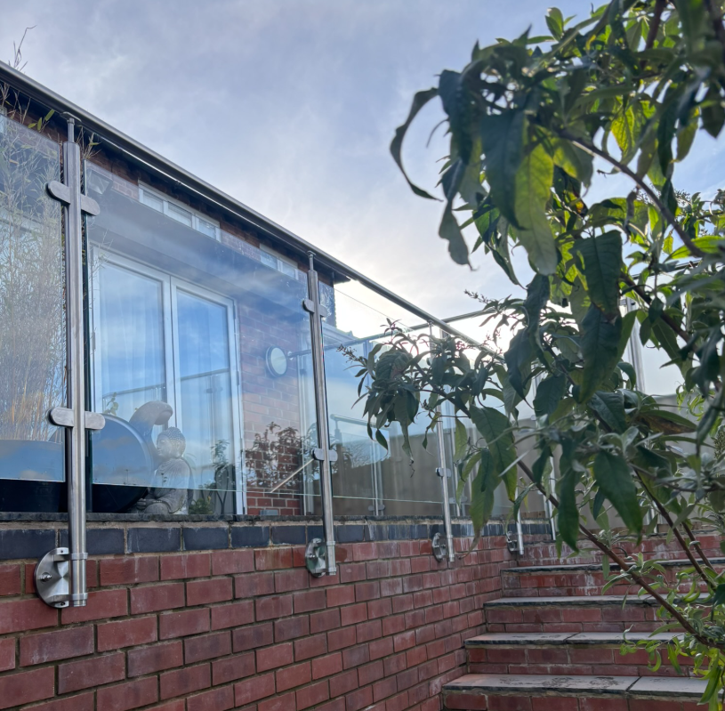 Face-mounted post system with stainless steel wall brackets on fascia