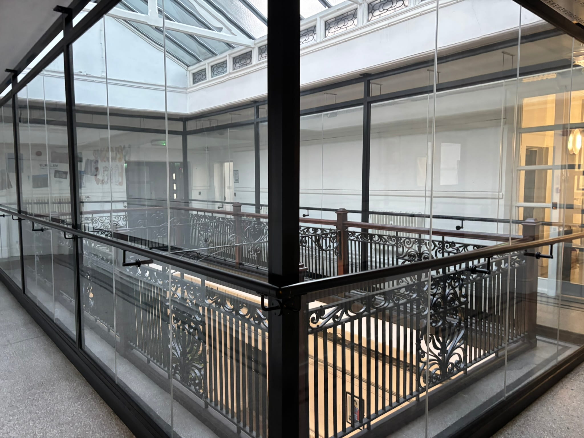 Frameless structural glass partition in open-plan office