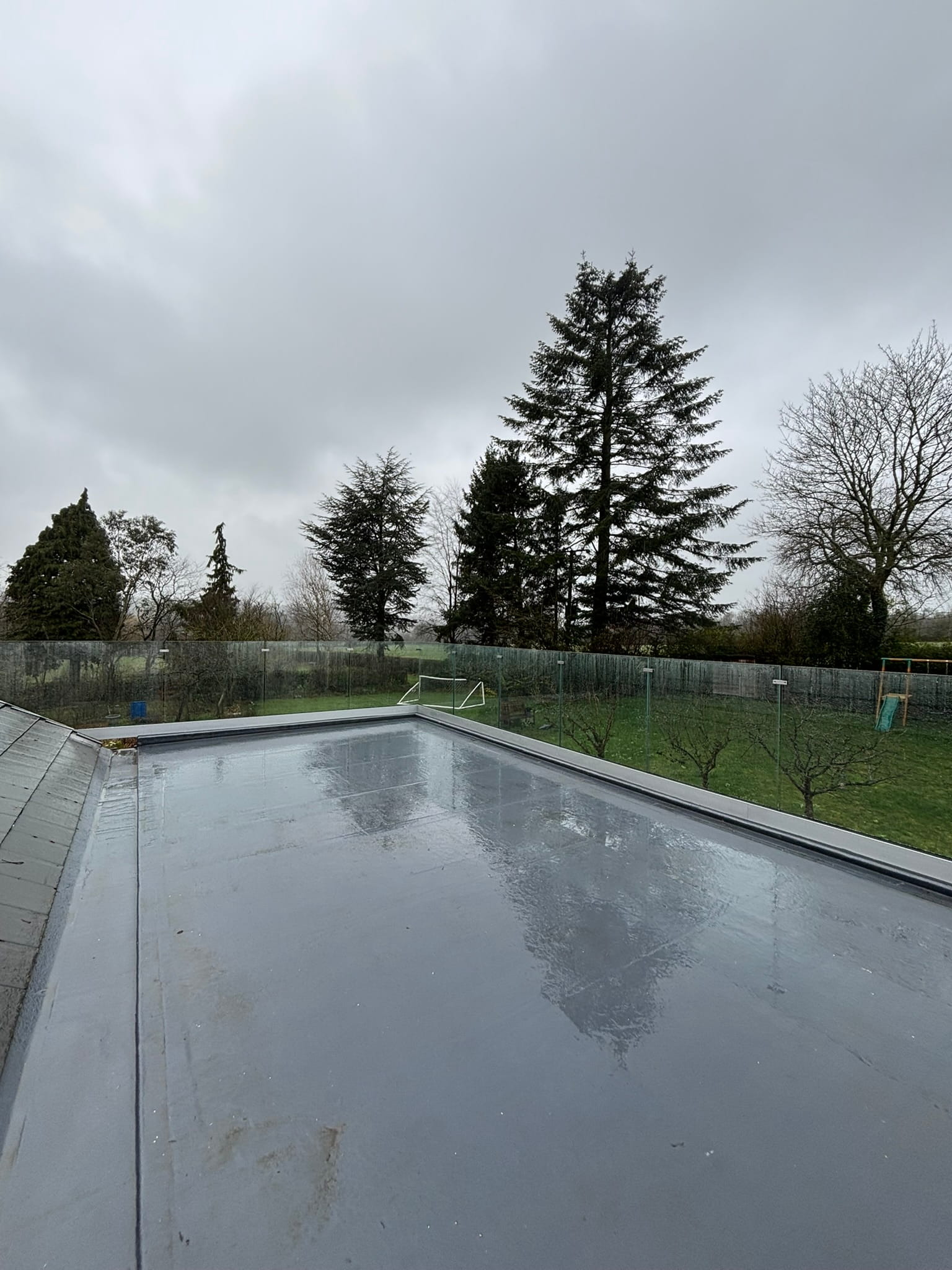 Channel glass balustrade on flat roof in Doncaster with unobstructed garden view