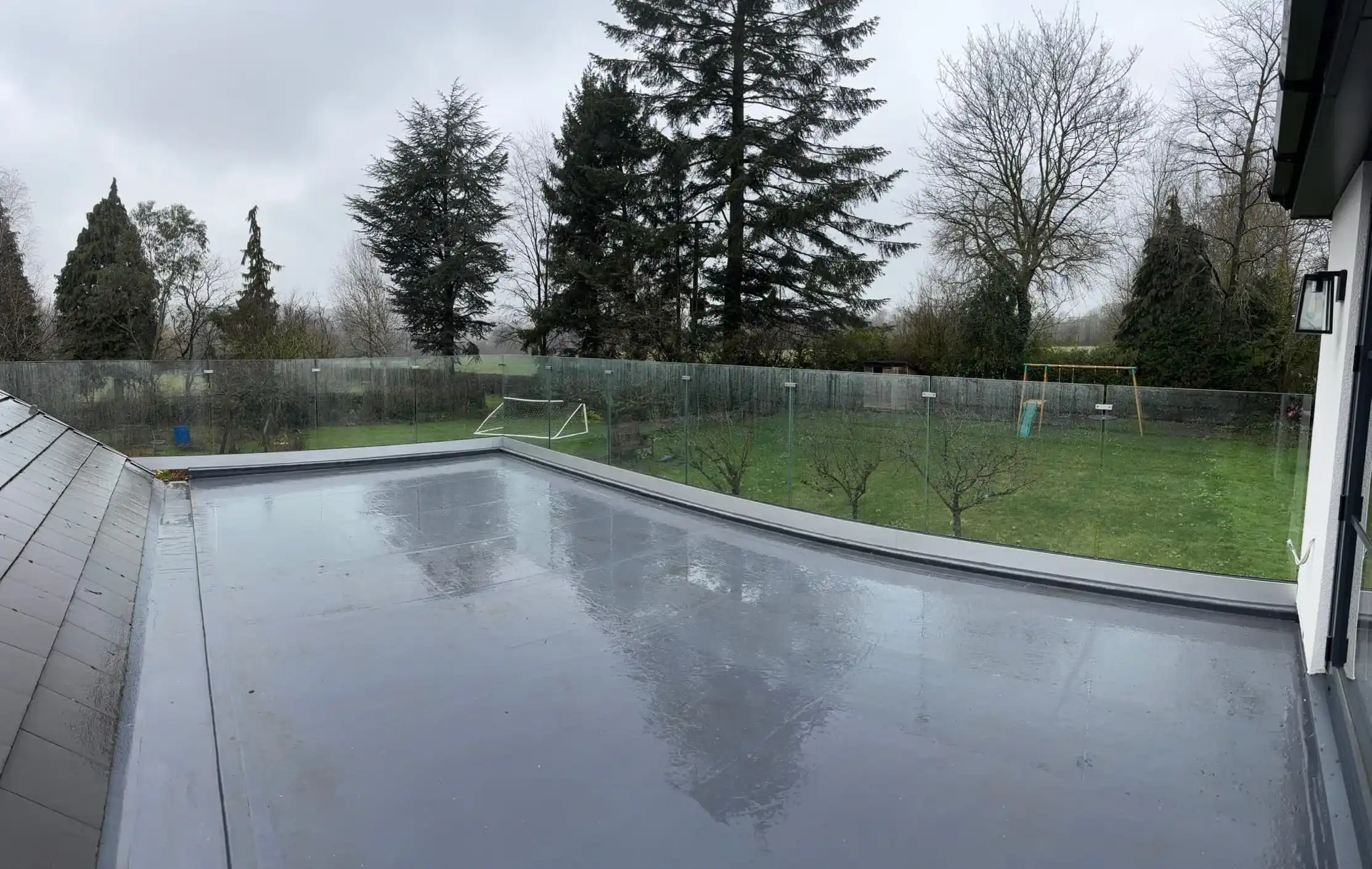 Channel glass balustrade on flat roof in Doncaster with unobstructed garden view