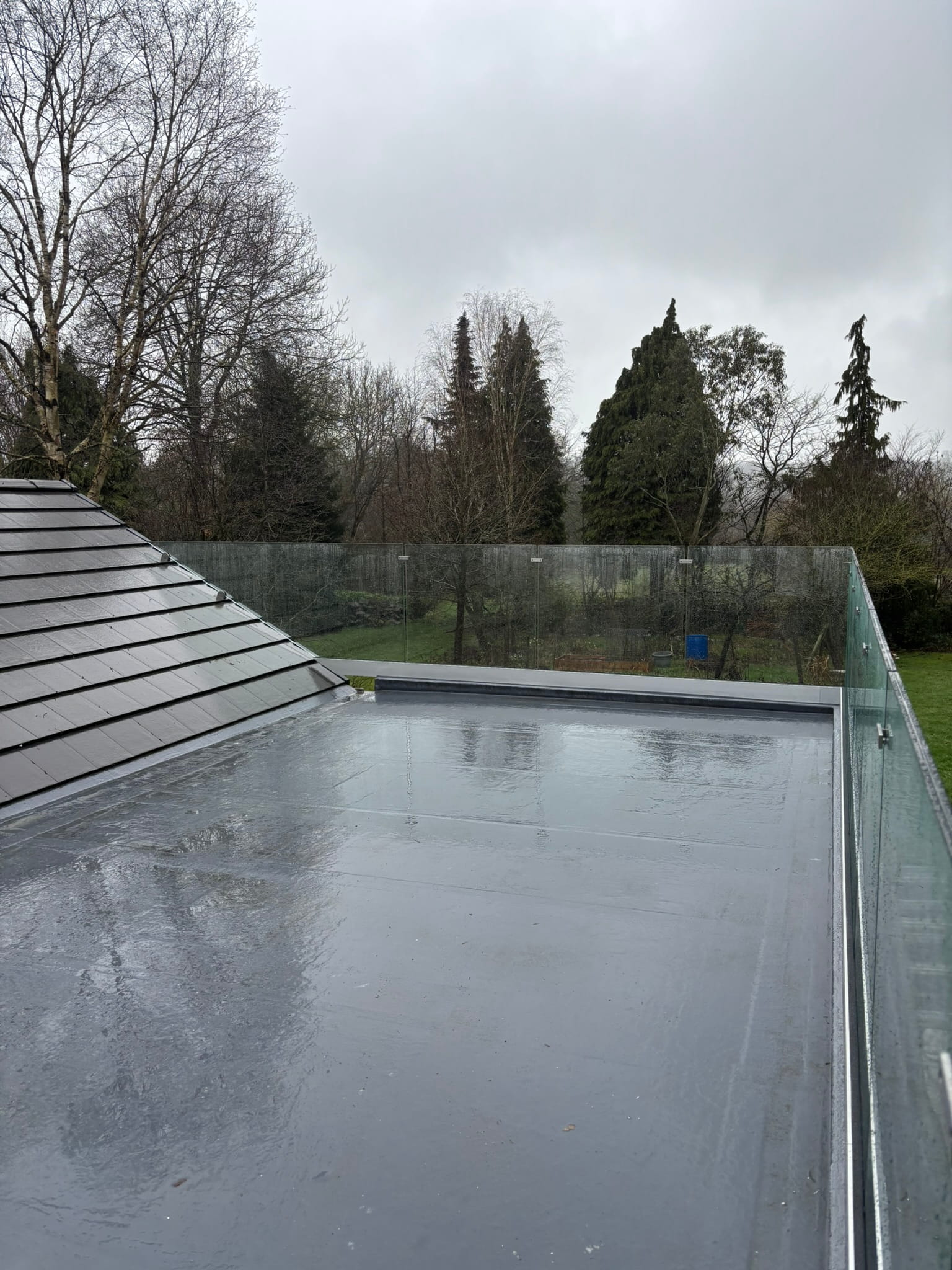 Side view of toughened glass panels in aluminium channel on Doncaster flat roof balcony