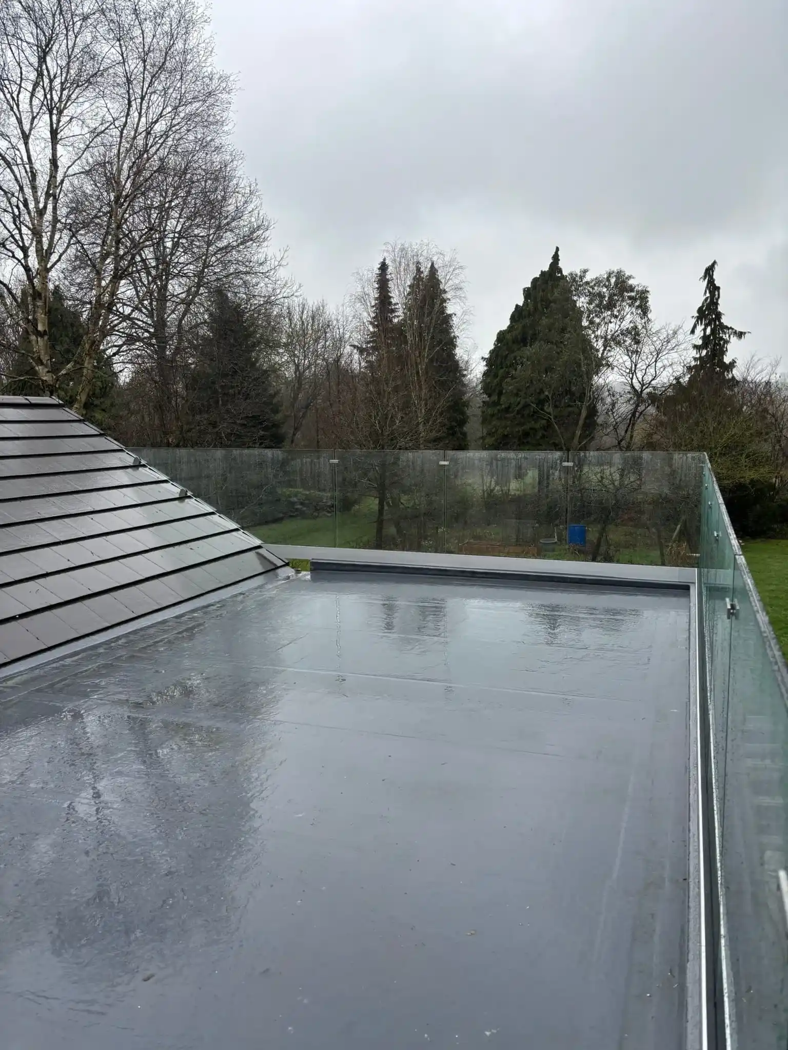 Panoramic view along frameless channel glass balustrade on Doncaster roof terrace