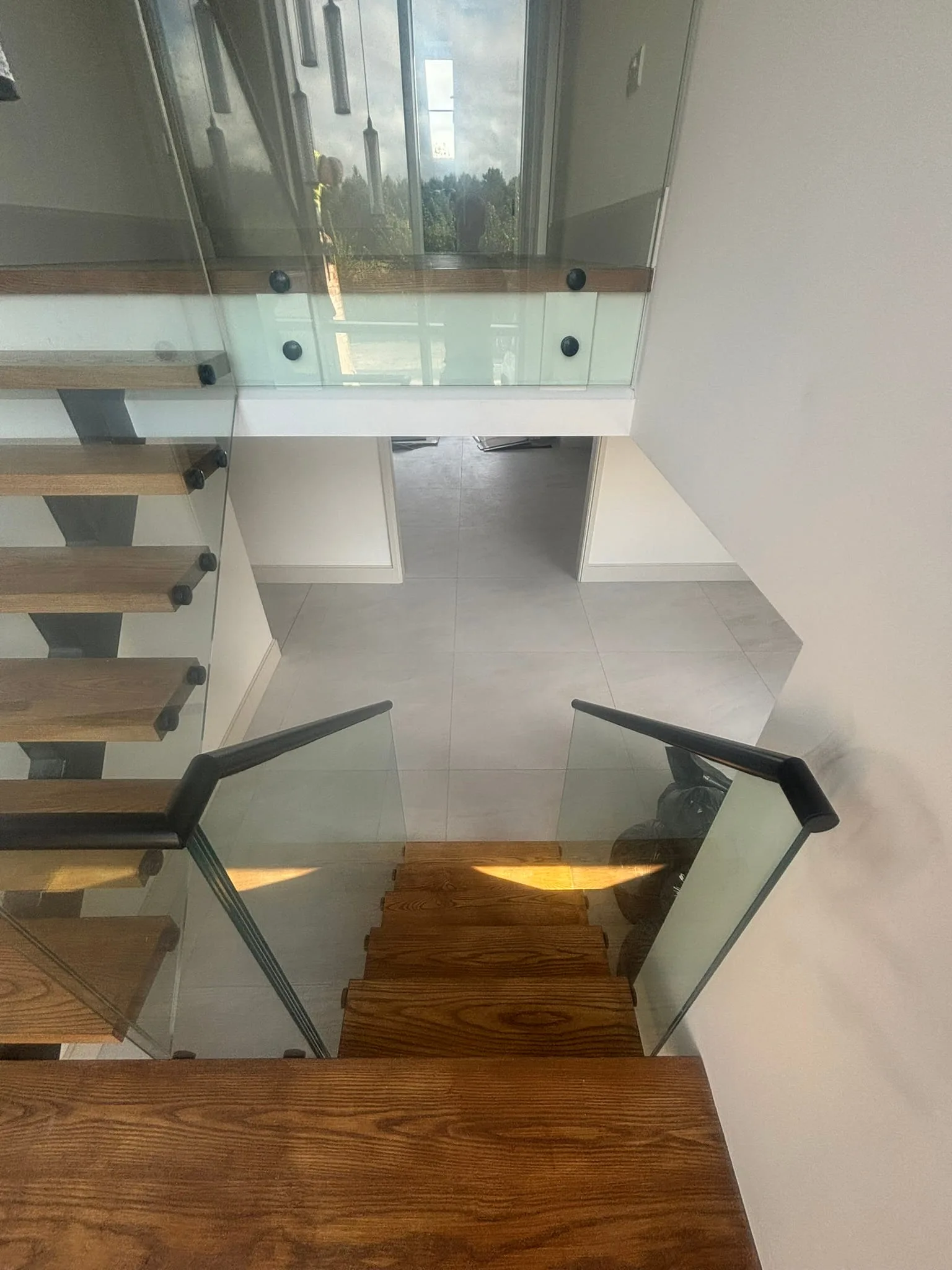 Side view of floating glass staircase balustrade detail