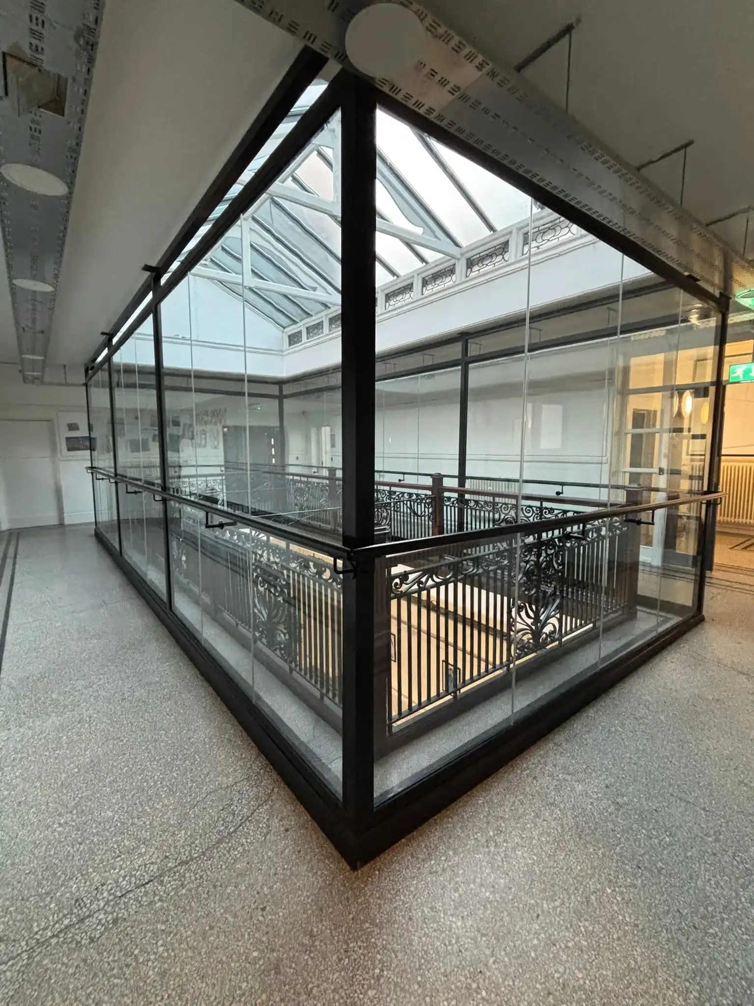 Minimal fixing glass barrier integrated into existing balustrade