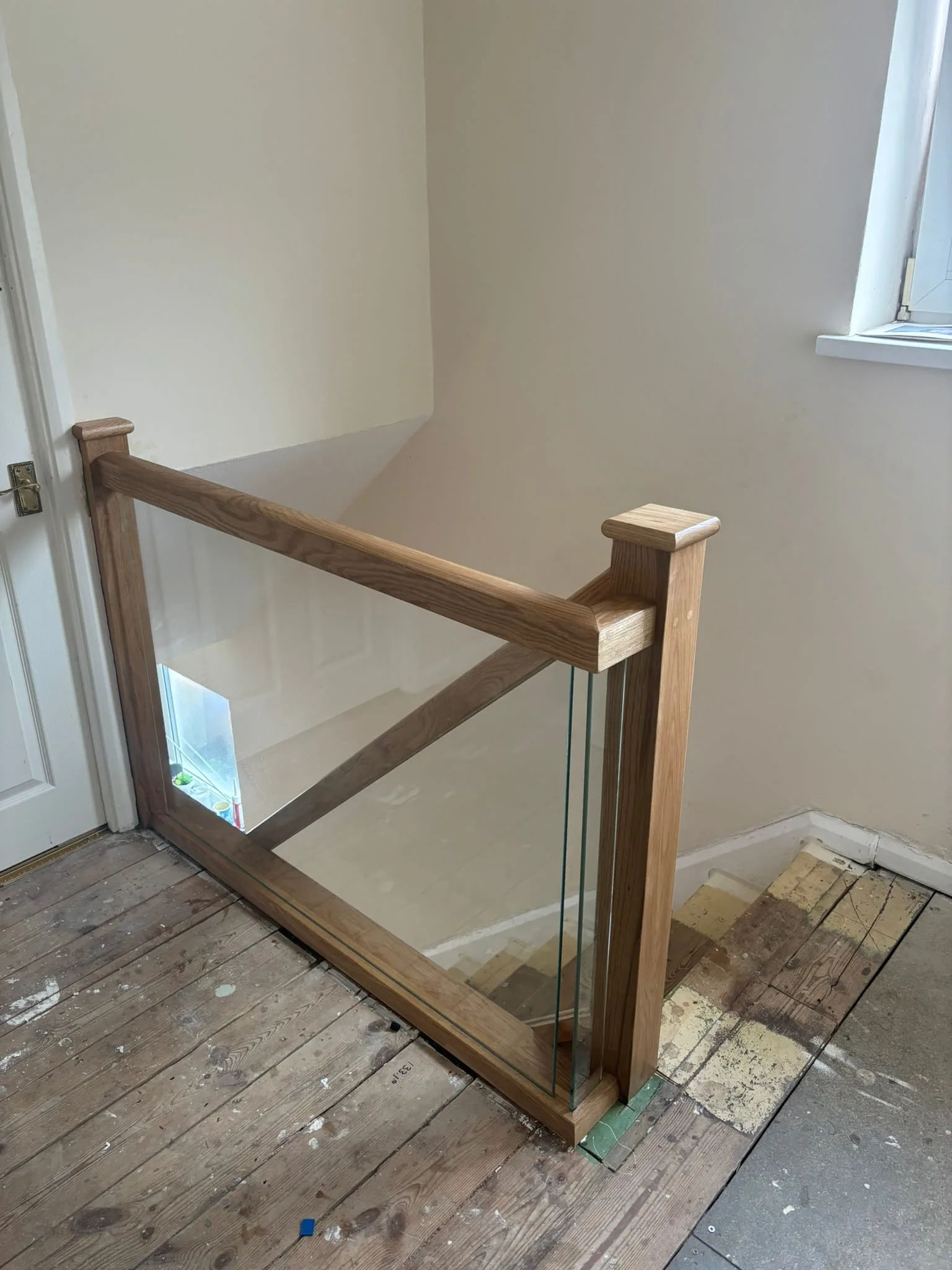 Glass staircase renovation in Mansfield replacing spindle balustrade
