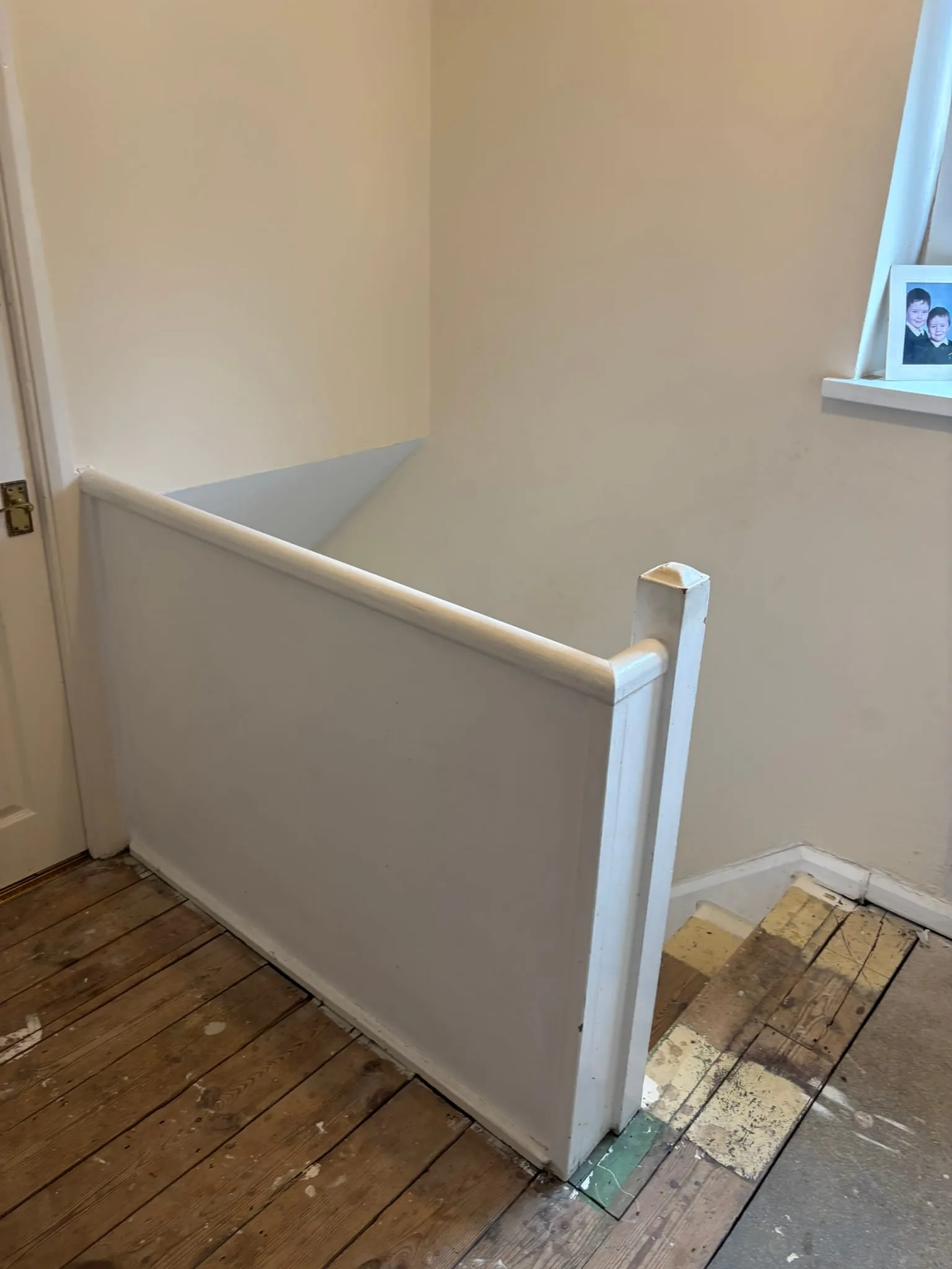 Oak staircase with integrated glass panels and no visible fixings