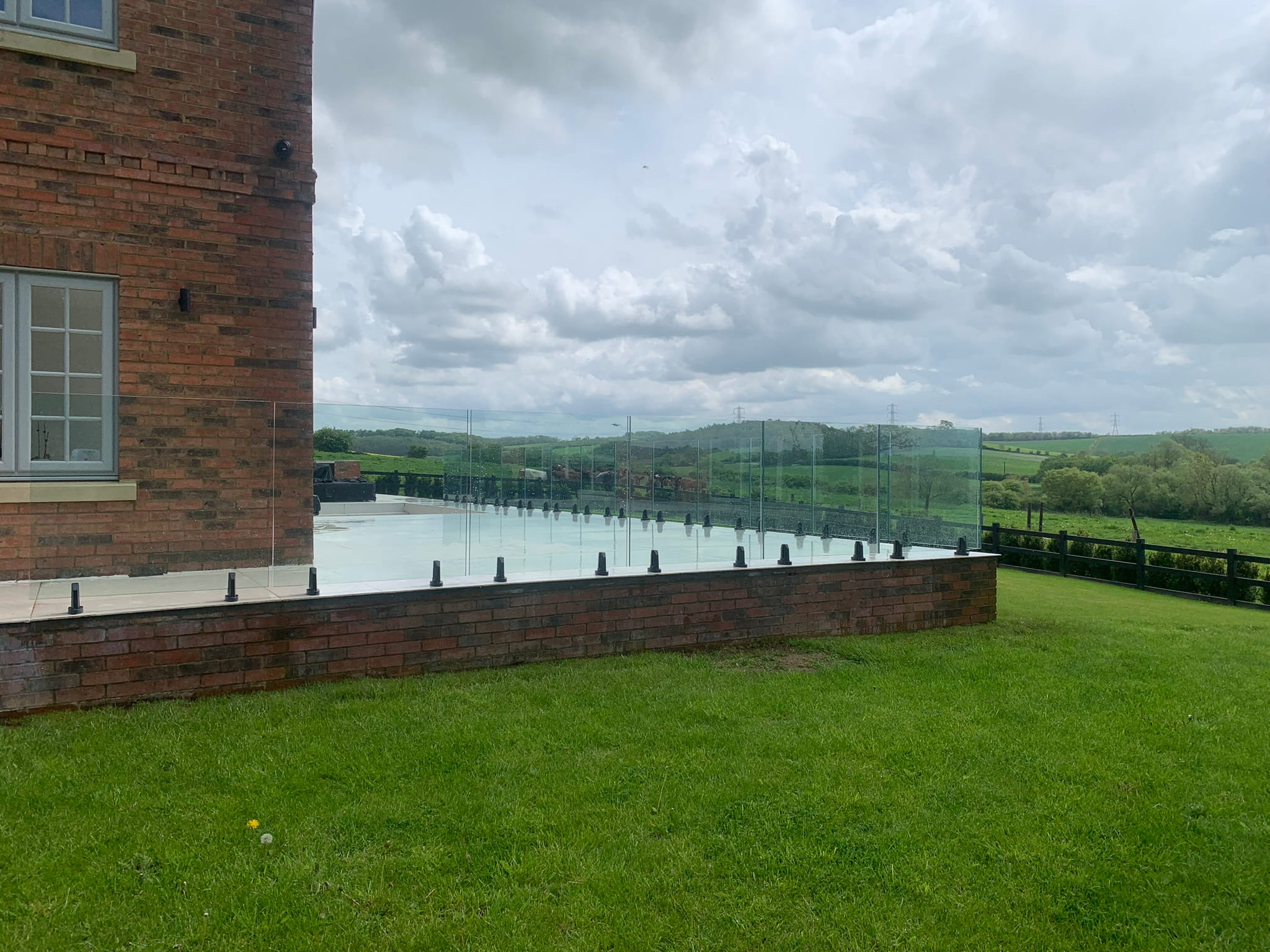 Stainless steel spigot clamp detail on 21.5mm laminated glass panel, Worksop