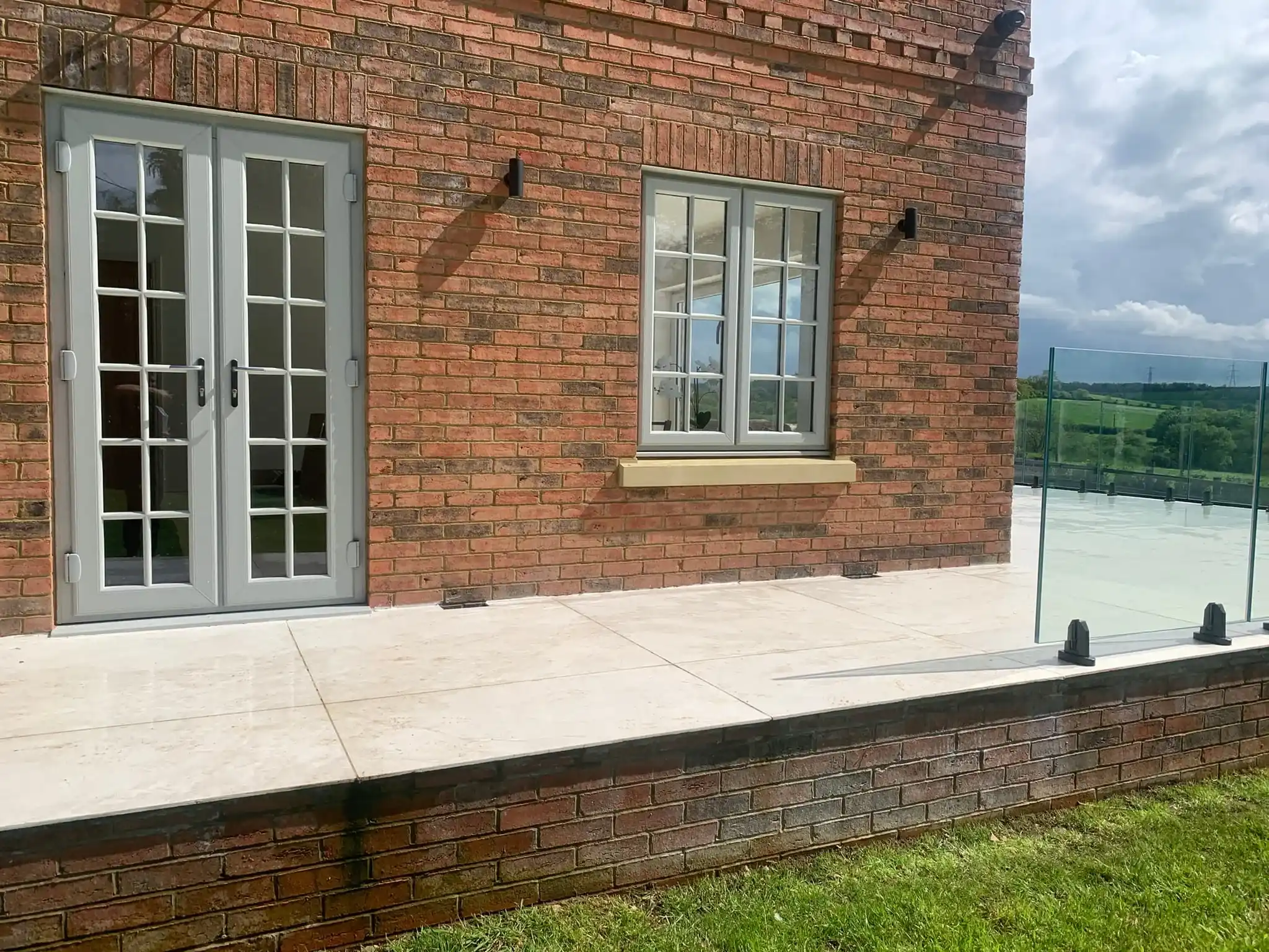 Side view of frameless glass balustrade with spigot system